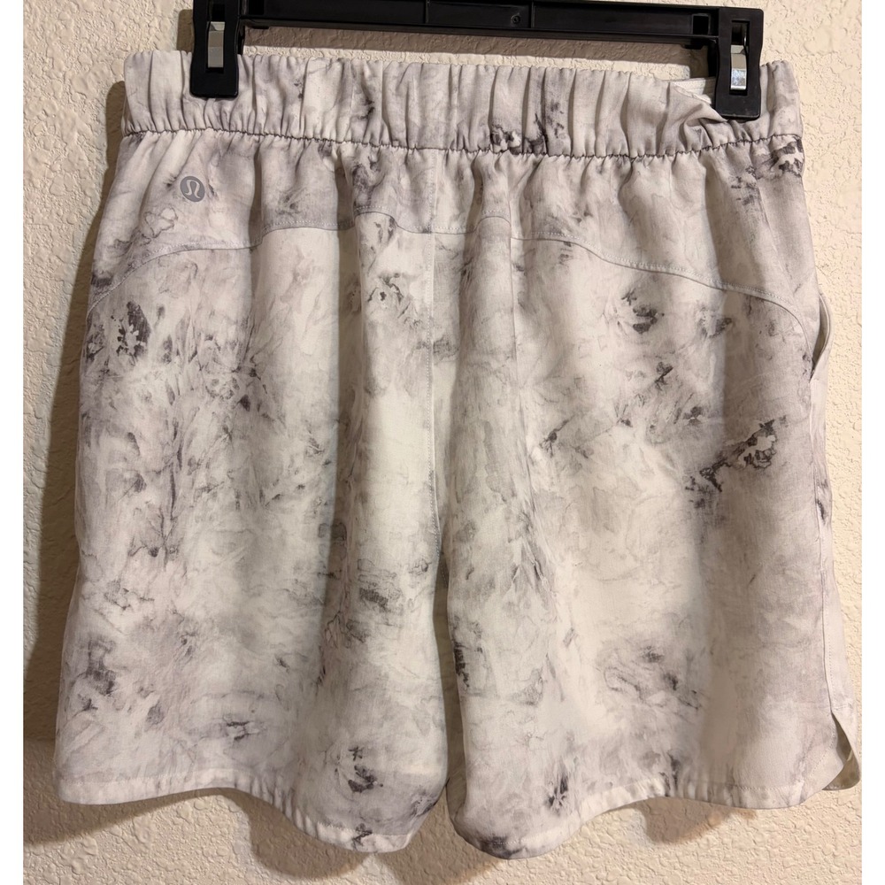 Lululemon Flat-Front Relaxed Athletic Shorts 6 4.5"